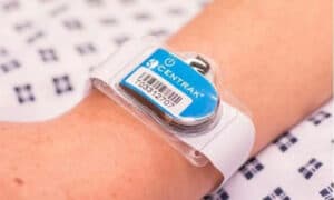 Innovation: Connected wristbands to optimize the management of operating rooms
